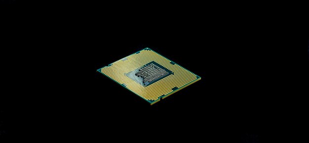 elektronische microchip op de zwarte achtergrond elektronische microchip in het donker