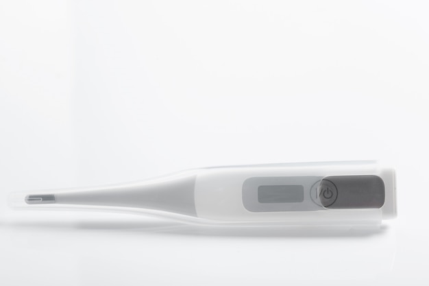 Elektronische moderne thermometer geïsoleerd