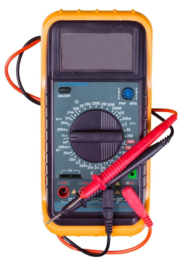 Foto elektronische multimeter met kabels - geïsoleerd