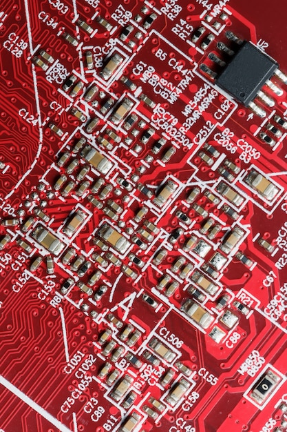 Foto elektronische printplaat close-up, processor, chips en condensatoren.