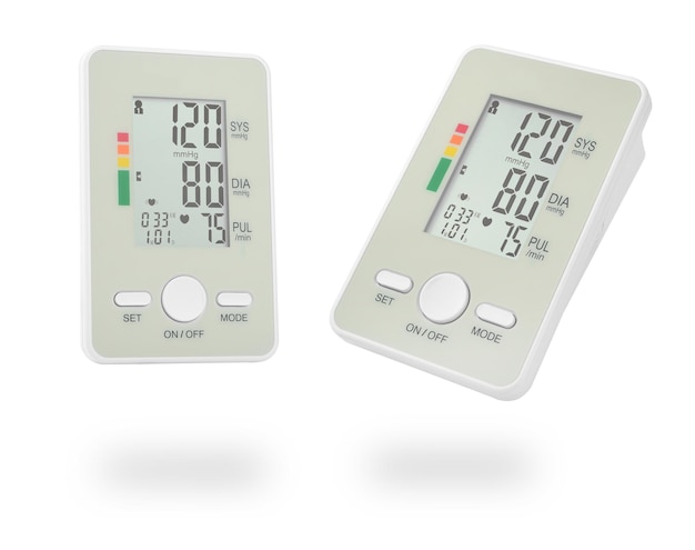 Elektronische tonometer set geïsoleerd op witte achtergrond