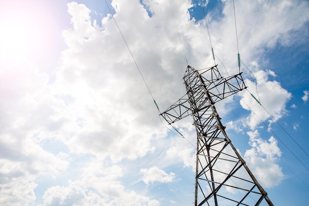 Elektronische toren op een achtergrond van lucht in de zon