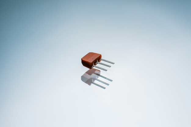 Elektronische transistor op witte achtergrond