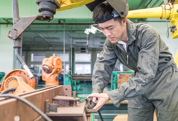 Elektrotechnisch ingenieur die met een robotmachine werkt