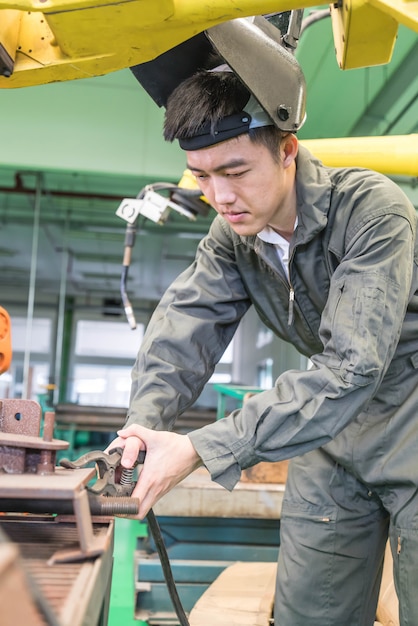 Elektrotechnisch ingenieur die met een robotmachine werkt