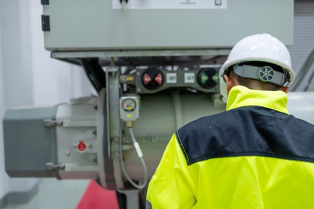 Elektrotechnisch ingenieur man spanning controleren bij de stroomverdeelkast in de controlekamer preventief onderhoud jaarlijksethailand elektricien werken bij bedrijf