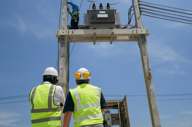 elektrotechnisch ingenieur op de bouwplaats