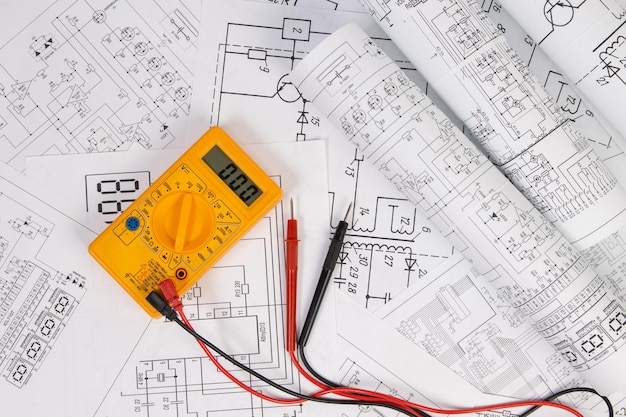 Elektrotechnische tekeningen en digitale multimeter