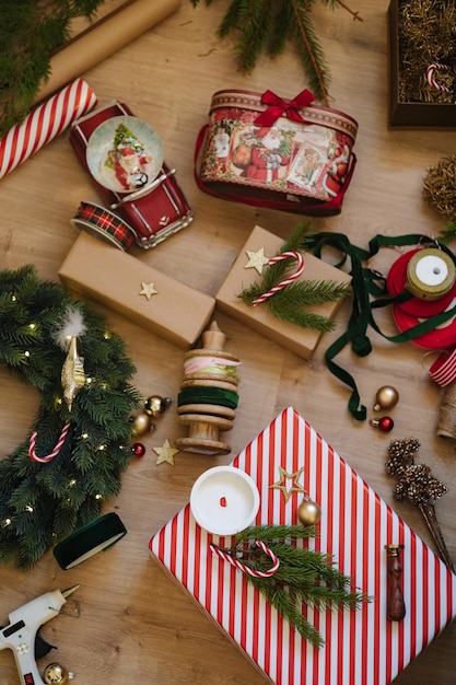 Element van kerstdecoratie op de vloer top uitzicht op kerstcadeau krans dennenboom tak en sneeuw