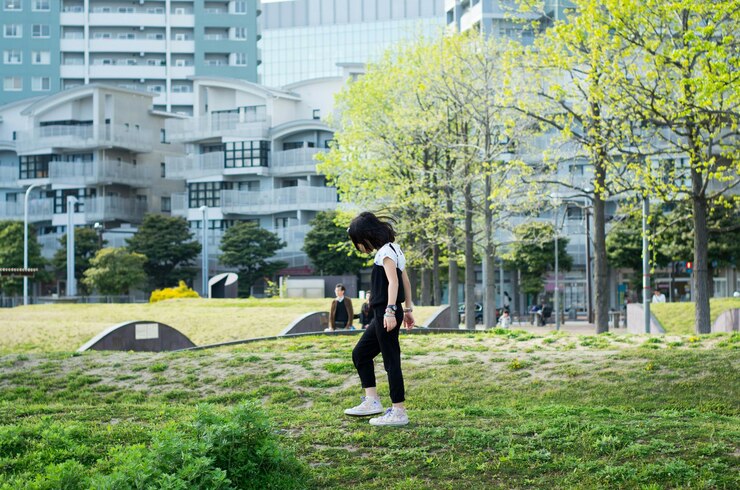 Photo 공원의 잔디에 있는 초등학교 소녀