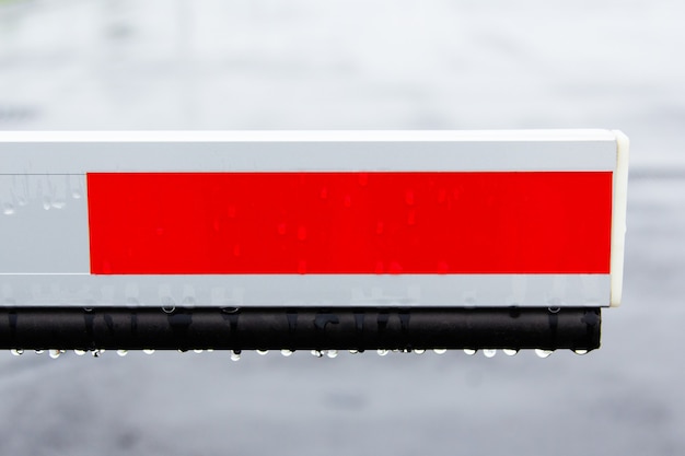 Foto elementbarrière op de parkeerplaats voor bescherming bij regenachtig weer.