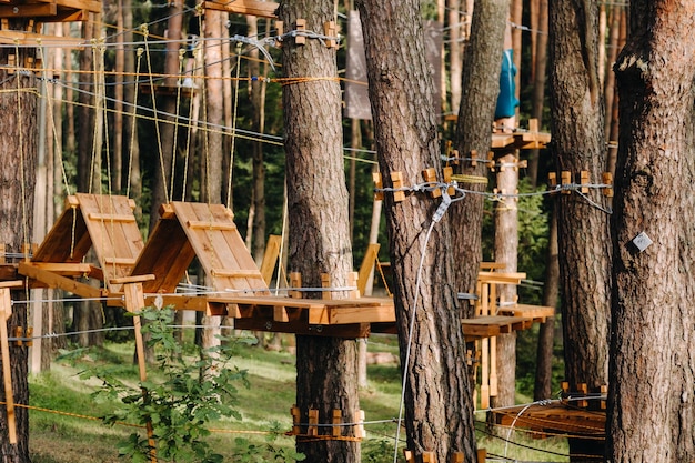 Elementen van een touwstad in het park Een lege touwstad in het bos