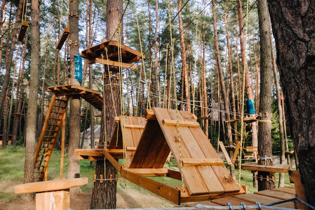 Elementen van een touwstad in het park een lege touwstad in het bos