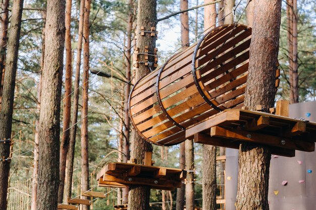 Elementen van een touwstad in het park Een lege touwstad in het bos