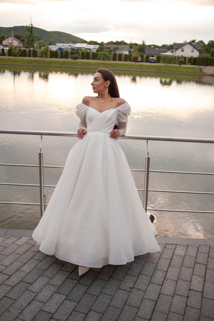신부 의 현대적 인 웨딩 드레스 의 요소