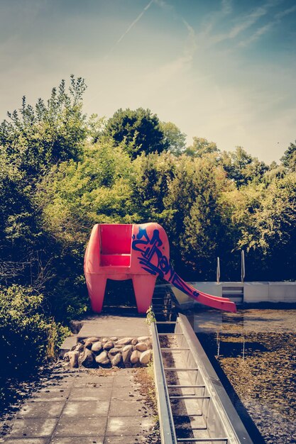 Foto scivolo a forma di elefante a bordo piscina