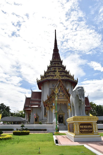 天空を背景にしたチャンタランギ寺院のゾウ像