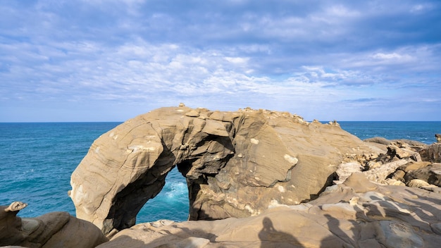 台湾の深澳岬新北の海岸沿いの象のトランクロック