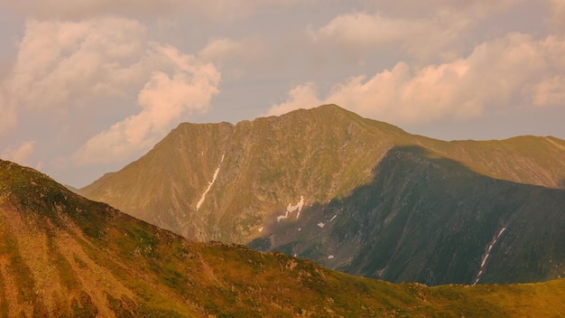 写真 ファガラス山脈の美しさで画面を高めます 素晴らしいウォールペーパーで本質を捉えています