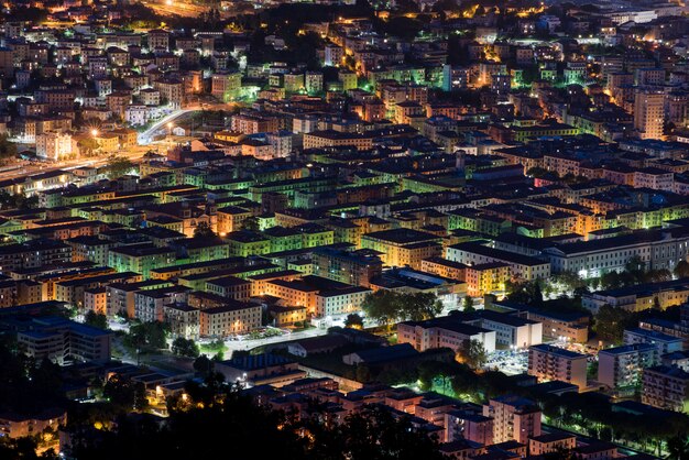 Vista elevata di notte del tetto di la spezia, italia