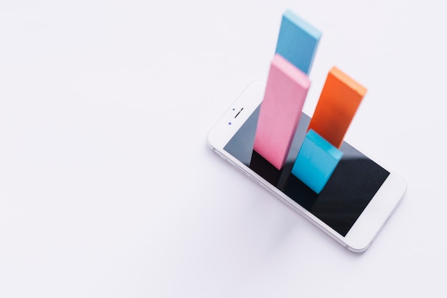 Foto vista elevata di barre colorate saltar fuori dallo schermo del telefono cellulare