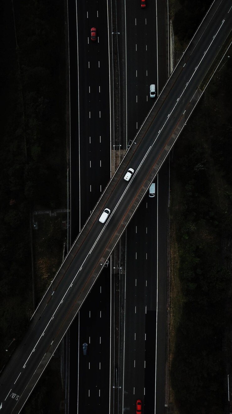 Photo 밤 에 높이 올라 있는 도로 의 높은 시각