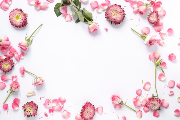 Photo elevated view of fresh flowers on white backdrop