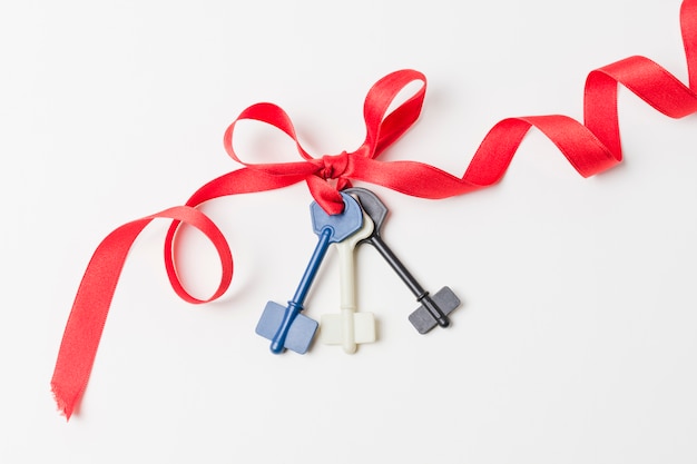 Photo elevated view of keys tied with ribbon