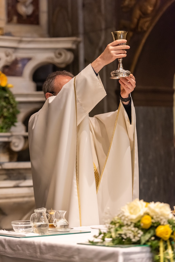 Photo the elevation of the goblet with the sacramental wine during the catholic liturgy of the eucharist
