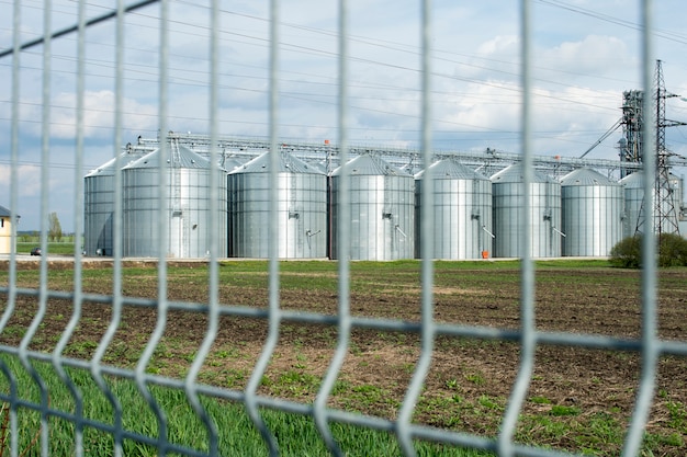 Photo elevator farm outside the fence