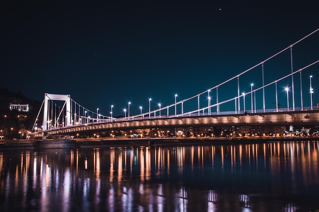 Photo elisabeth bridge in budapest from pest side by night