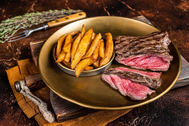 Elk steak met kruiden en friet wildvlees Donkere achtergrond Bovenbeeld