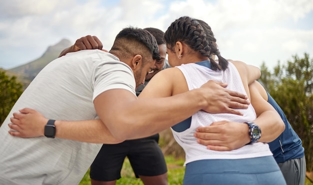 Elkaar aanmoedigen om het nog beter te doen Shot van een groep sportieve jonge mensen die samen in een kluitje staan terwijl ze buiten sporten