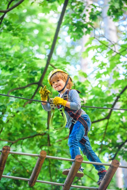 Elke kindertijd is belangrijk peuter kleuterschool schattig kind jongenskind portret van een mooi kind op een r...