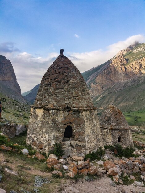 Eltyubyu is de stad van de dode oude steencrypten in KabardinoBalkarië, Rusland juni 2021