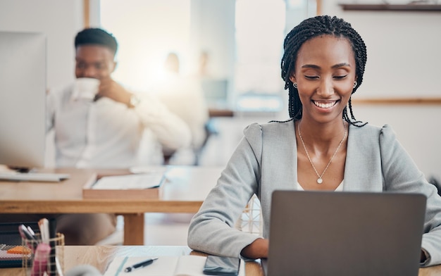 Электронная почта корпоративной и чернокожей женщины, набирающей предложение в Интернете на ноутбуке в офисе на работе Африканский сотрудник, работающий в Интернете и планирующий стратегию маркетинговой компании на компьютере