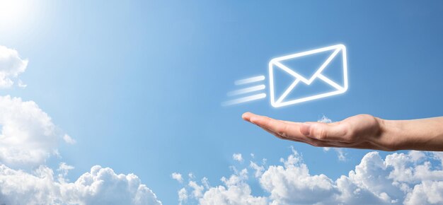 Concetto di email marketing e newsletter.contattaci tramite e-mail di newsletter e proteggi le tue informazioni personali dal concetto di posta spam. schema di vendita diretta nel mondo degli affari. elenco dei clienti per la spedizione.