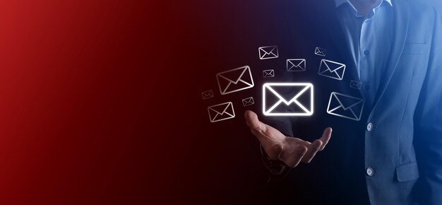EメールマーケティングとニュースレターのコンセプトニュースレターのEメールでお問い合わせください。スパムメールのコンセプトから個人情報を保護します。ビジネスでの直接販売のスキーム郵送するクライアントのリスト