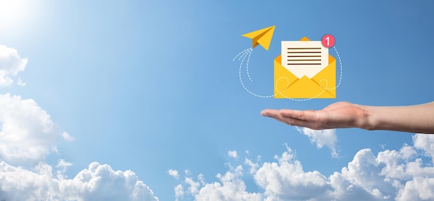 E-mail marketing e concetto di newslettercontattaci tramite e-mail di newsletter e proteggi le tue informazioni personali dallo spam concetto di posta schema di vendita diretta nel mondo degli affari elenco dei clienti per l'invio di posta