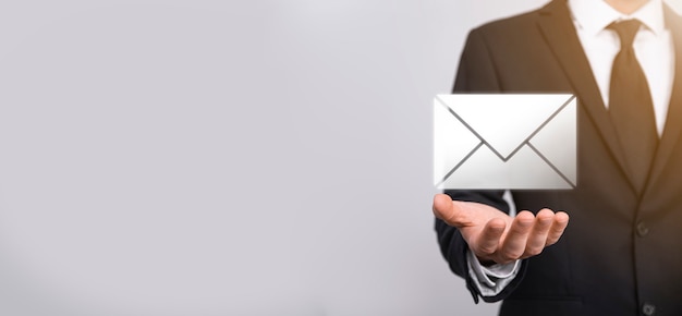 Icona di posta elettronica e utente, segno, simbolo di marketing o concetto di newsletter, diagramma. invio di posta elettronica. posta in blocco. concetto di marketing di posta elettronica e sms. schema di vendita diretta in azienda. elenco dei clienti per l'invio.