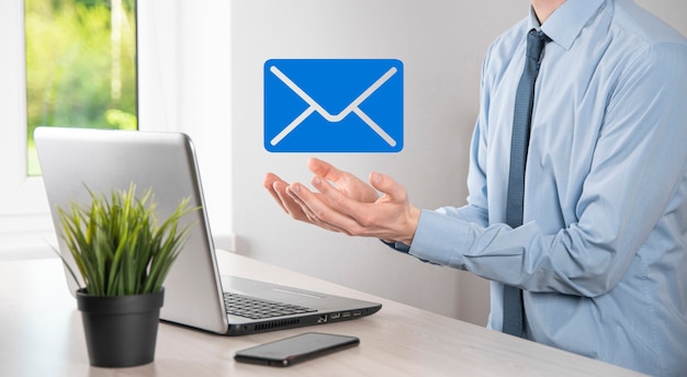電子メールとユーザーのアイコン、サイン、シンボルマーケティングまたはニュースレターの概念、図。電子メールの送信。一括メール。電子メールとsmsのマーケティングの概念。ビジネスにおける直接販売のスキーム。郵送するクライアントのリスト。