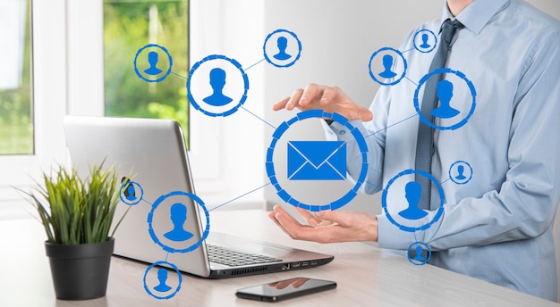 이메일 및 사용자 아이콘, 기호, 기호 마케팅 또는 뉴스레터 개념, diagram.Sending email.Bulk mail.Email 및 sms 마케팅 개념입니다. 사업에서 직접 판매 계획. 메일링을 위한 클라이언트 목록입니다.