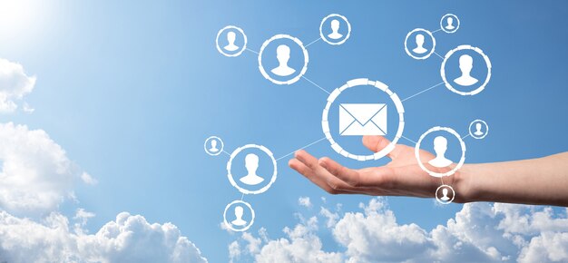 電子メールとユーザーのアイコン、サイン、シンボルマーケティングまたはニュースレターの概念、図。電子メールの送信。一括メール。電子メールとsmsのマーケティングの概念。ビジネスにおける直接販売のスキーム。郵送するクライアントのリスト。
