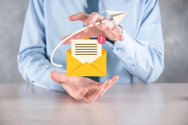 E-mail e icona utentesegnosimbolo diagramma di concetto di marketing o newsletterinvio di e-mailposta in bloccoconcetto di marketing di e-mail e sms schema di vendita diretta in azienda elenco di clienti per l'invio