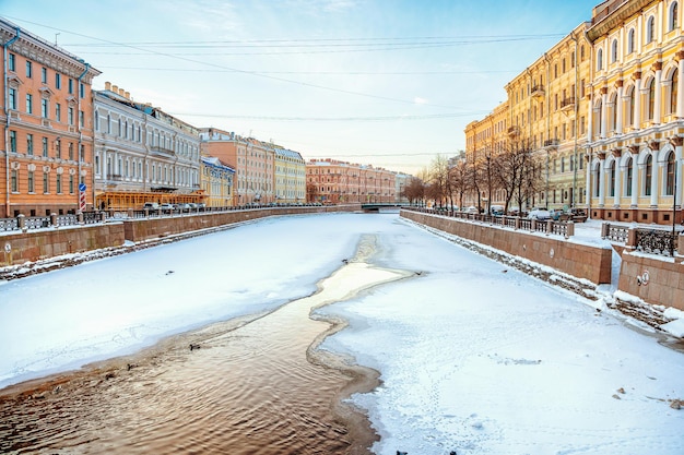 Набережная каналов Санкт-Петербурга зимой замерзшая река Нева засыпана снегом