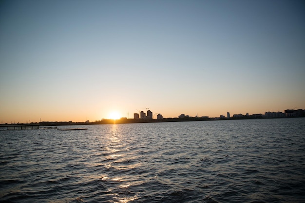 日没時の夕方のカザン市の堤防