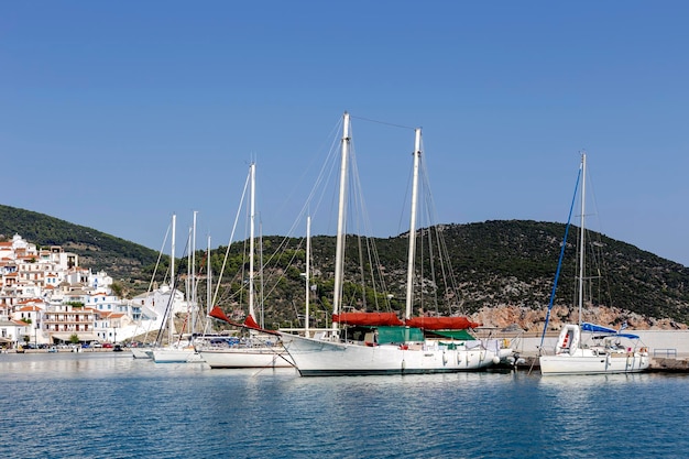 夏の日にギリシャのスコペロス島北部スポラデス島の堤防で