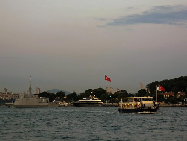 Photo embankment of istanbul at sunset