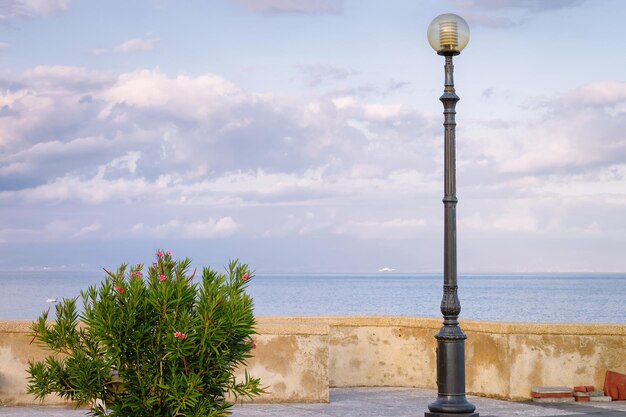 イタリアのシリチ島のメッシナ、サンタテレーザリヴァの地中海の堤防