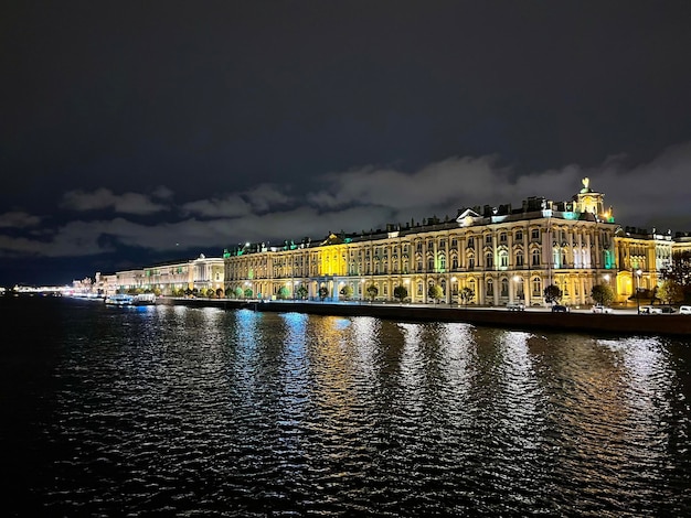 Photo embankment of the night city